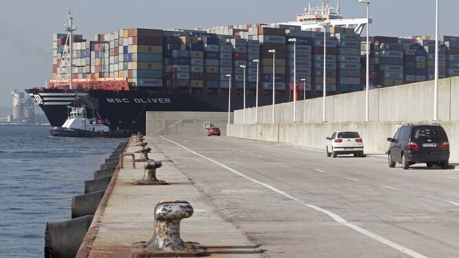 Un buque portacontenedores de la compañía MSC accede al puerto de Algeciras para someterse a labores de carga y descarga.