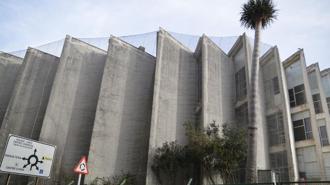Las mallas de contención que acaba de instalar la Junta de Andalucía en la Escuela de Arte de Algeciras.