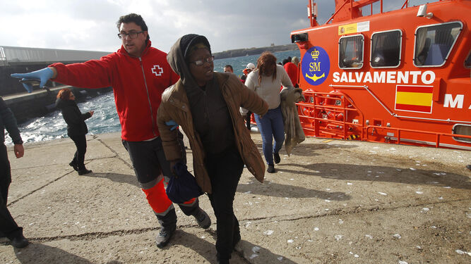 Llegada de 32 migrantes al puerto de Tarifa, ayer, tras ser rescatados de una patera.