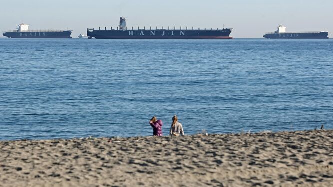 Los buques de Hanjin Shipping, fondeados frente a la costa este de Gibraltar vistos desde la playa de Levante de La Línea, ayer por la mañana.