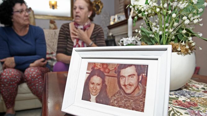 Carmen y Aurora González, ayer en Algeciras, ante un retrato de su hermana y su cuñado.