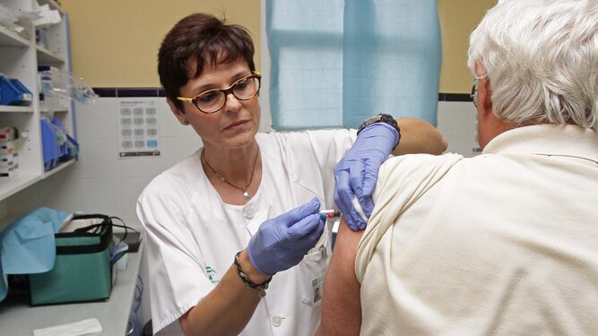 Un paciente recibe una dosis de la vacuna contra la gripe, recomendada a los mayores de 65 años.