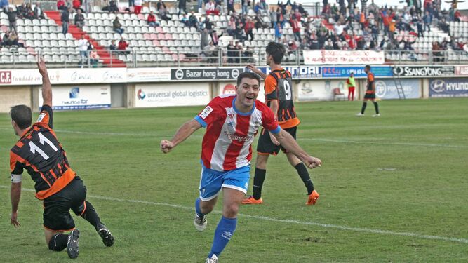 Adrián Máiquez celebra uno de sus goles de esta temporada.