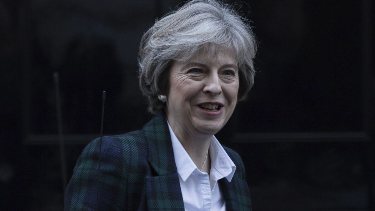 Theresa May, abandonando su residencia oficial, el 10 de Downing Street