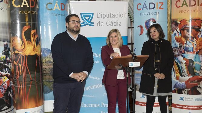 La presidenta de la Diputación acompañada de los diputados Jaime Armario y María Dolores Varo.