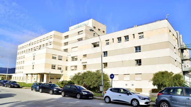 La fachada del hospital Punta Europa de Algeciras, ayer con una hilera de coches aparacados.