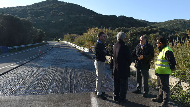 El alcalde, durante la visita con los técnicos a los trabajos realizados en el puente junto a la venta Marcos.