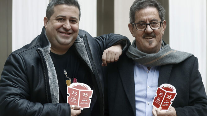 Ricard Ruiz Garzón y Francisco Díaz Valladares (derecha), posan tras proclamarse como los ganadores del Premio Edebé de Literatura.