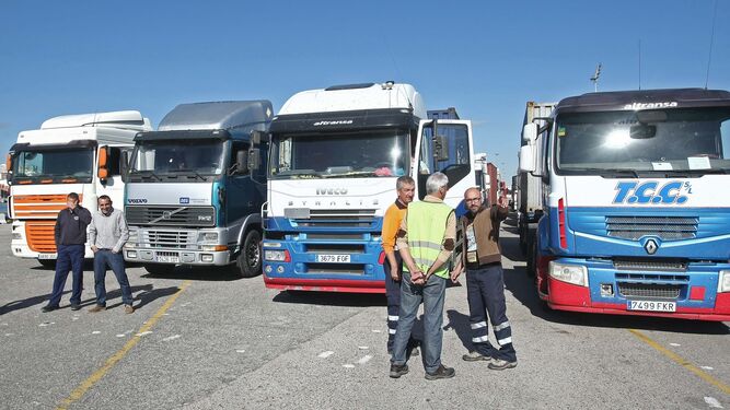 Varios transportistas esperan su turno para ser atendidos en el PIF de Algeciras, el pasado noviembre.