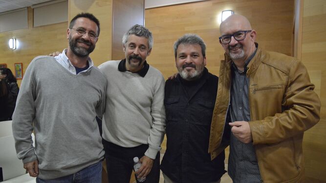 Miguel Romero, Ricky Dávila, Antonio Pérez y Alberto Galán, juntos celebran el reconocimiento como socios de honor de UFCA en Algeciras, ayer.