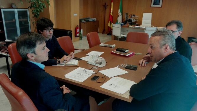 Ruiz Boix y Acuña, junto a técnicos de la Delegación Territorial de Medio Ambiente.