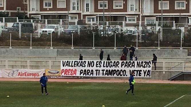 Una pancarta contra Roma Zozulya en la ciudad deportiva del Rayo Vallecano.