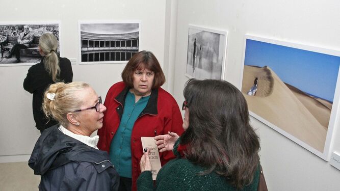 Varias personas en la sala temporal del Museo Cruz Herrera, en la inauguración de la exposición de AFAL ayer.