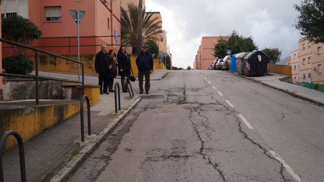 La directiva de la federación Fapacsa, junto al colectivo de Los Toreros, bajando una calle erosionada del barrio.