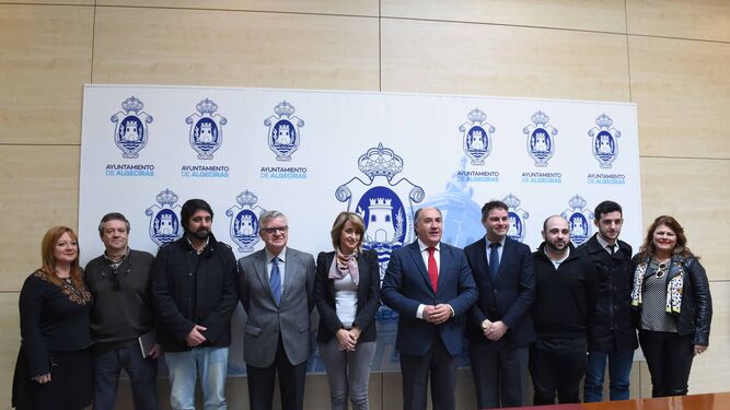 El alcalde, José Ignacio Landaluce, junto a los participantes en la rueda de prensa, ayer.