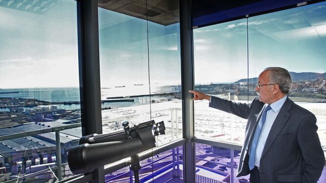 El presidente de la Autoridad Portuaria de la Bahía de Algeciras, Manuel Morón, señala al horizonte en la planta 14 de la torre de control, esta semana.
