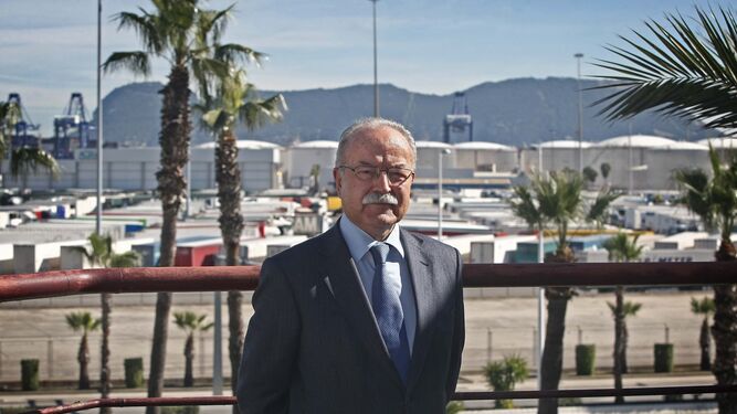 El presidente de la Autoridad Portuaria de la Bahía de Algeciras, Manuel Morón, en la terraza de su despacho, esta semana.