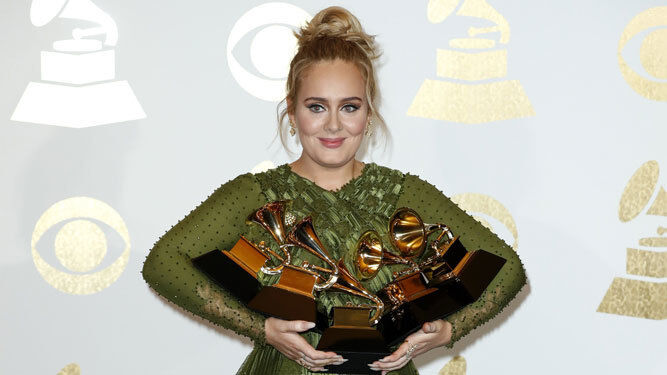 Adele, con sus cinco premios Grammy.