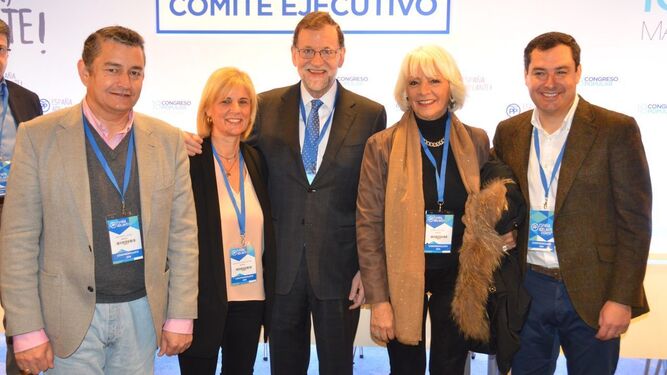 De izquierda a derecha, Antonio Sanz, María José García-Pelayo, Mariano Rajoy, Teófila Martínez y Juanma Moreno, durante el congreso nacional del PP.