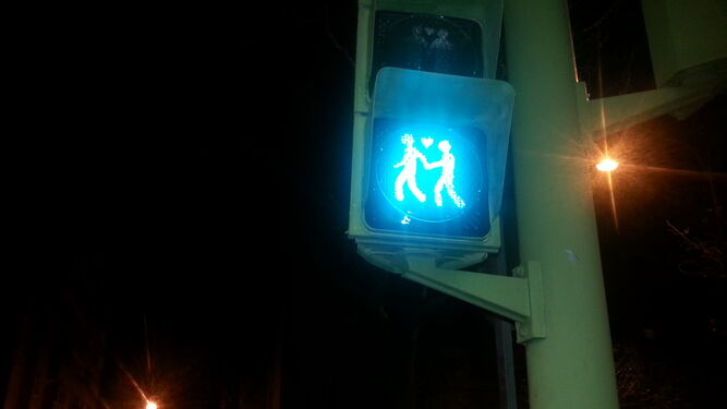 Uno de los semáforos instalado en la avenida León Herrero, en el que se muestra a una pareja de homosexuales de la mano.