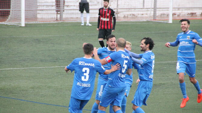 Los jugadores del Guadalcacín celebran el gol de la victoria en Las Cabezas, la pasada jornada.