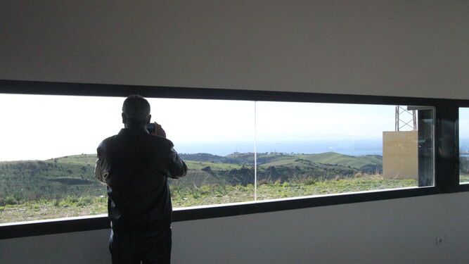 Un hombre fotografía las vistas que ofrece el observatorio ornitológico de Cazalla, ubicado en un enclave privilegiado de los montes tarifeños.