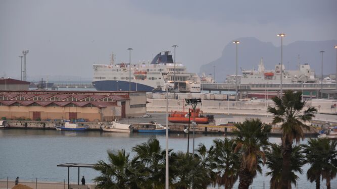 Uno de los ferris listo para salir de Algeciras, ayer por la tarde.