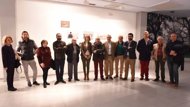La concejal de Cultura, Pilar Pintor, con los autores y participantes en la inauguración de la muestra, ayer.