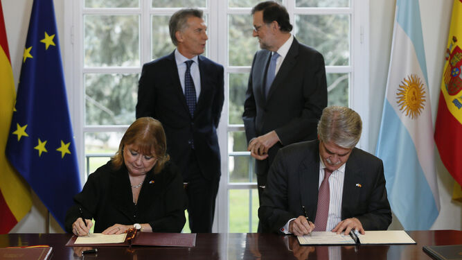 Los ministros Alfonso Dastis (d) y Susana Malcorra, con los presidentes Mariano Rajoy y Mauricio Macri detrás.