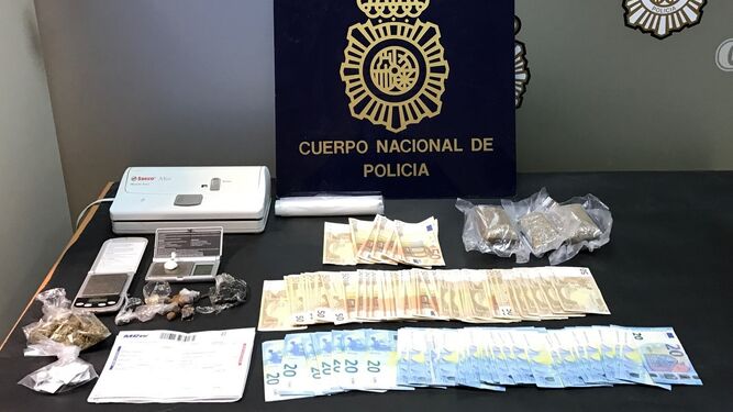 El dinero, el hachís y el material que la Policía Nacional intervino en el domicilio del arrestado en Algeciras.