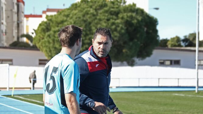 Rafa Navarro habla con un jugador del Espeleño, en San Roque.