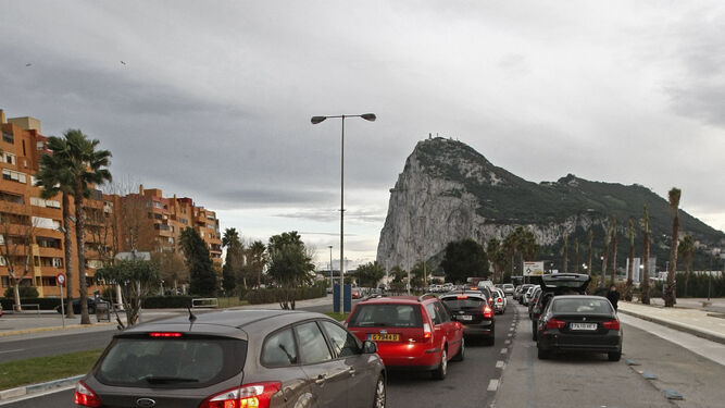 Una cola de vehículos camino de Gibraltar.
