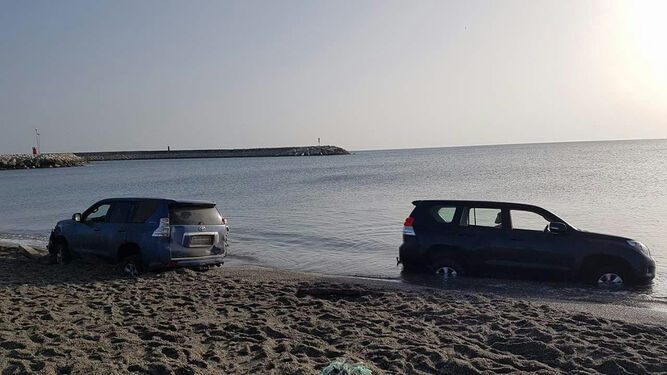 Los dos vehículos, atascados en la arena en la playa del Tonelero.
