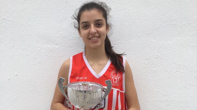 María González posa con el título de campeona de Andalucía, ayer en Almería.