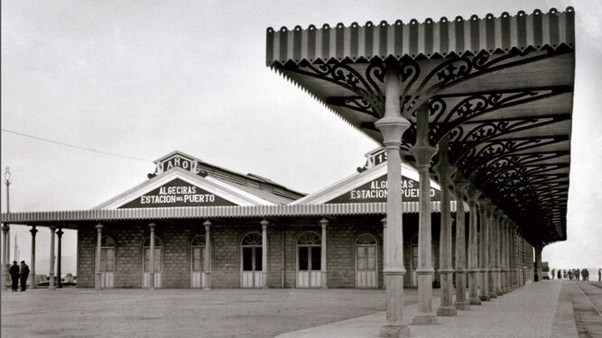 La primera Estación Marítima recién terminada, se inauguró en el año 1928.