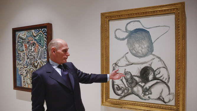 Bernard Ruiz-Picasso, junto a la ya instalada en sala 'Maternidad' (1970), una de las 166 obras de Pablo Picasso que se incorporan a la colección del museo.