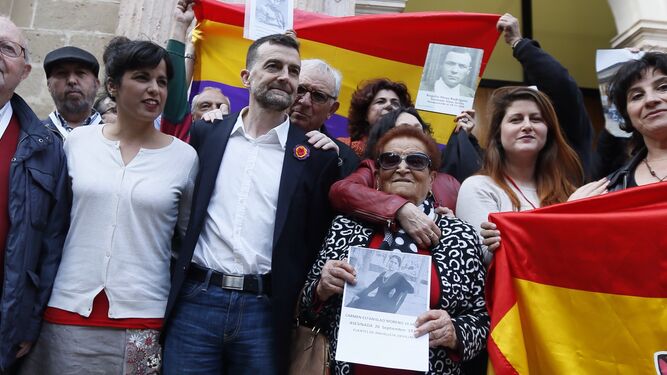 Teresa Rodríguez y Antonio Maíllo, ayer, en el Parlamento, con familiares de víctimas de la dictadura franquista.