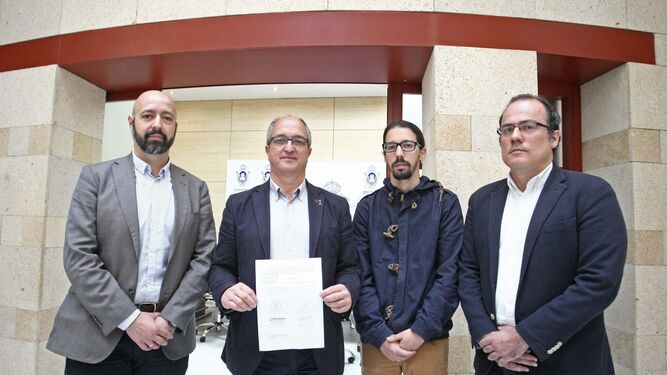 José Luis Alcántara, Fernando Silva, Alejandro Gallardo e Ignacio Holgado (de izquierda a derecha) muestran la petición registrada.