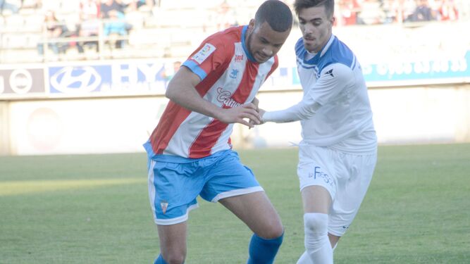 Pablo Ganet protege el balón ante un jugador del Écija.