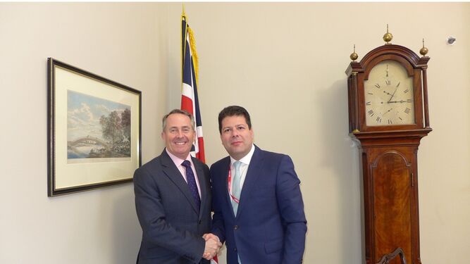 Liam Fox, ministro de Comercio Internacional, y Fabian Picardo, ministro principal de Gibraltar, ayer en Londres.