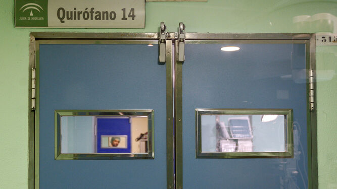 Puerta de uno de los quirófanos reformados recientemente en el Hospital Puerta del Mar.