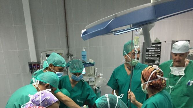 Los especialistas, durante una intervención quirúrgica en el Sahara.