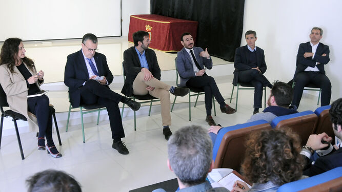 Representantes de la Junta y del Ayuntamiento de Tarifa junto a los empresarios ubicados en Tarifa.