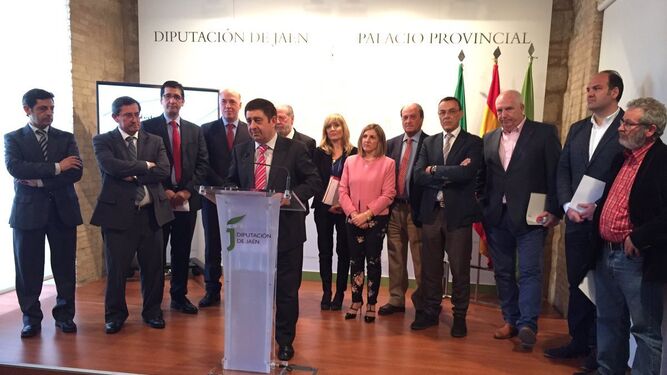Los participantes del foro reunido en la Diputación Provincial de Jaén.