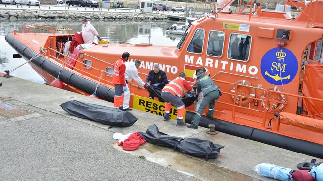 Desembarco de los cuerpos de las tres personas fallecidas al llegar al puerto de Algeciras.