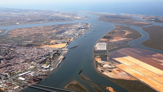 Vista aérea del estuario de la capital onubense desde el norte. En primer término, los puentes de salida a las playas.