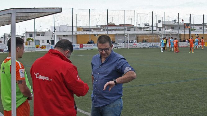 El entrenador del Algeciras, David Guti, mira el reloj después de que el colegiado señale penalti a favor de la Lebrijana.
