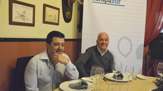 Chano García y Francisco Durán, sentados a la mesa.