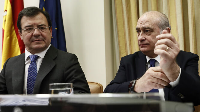 El ex ministro del Interior, Jorge Fernández Díaz (d) y el diputado del PP Francisco Molinero.