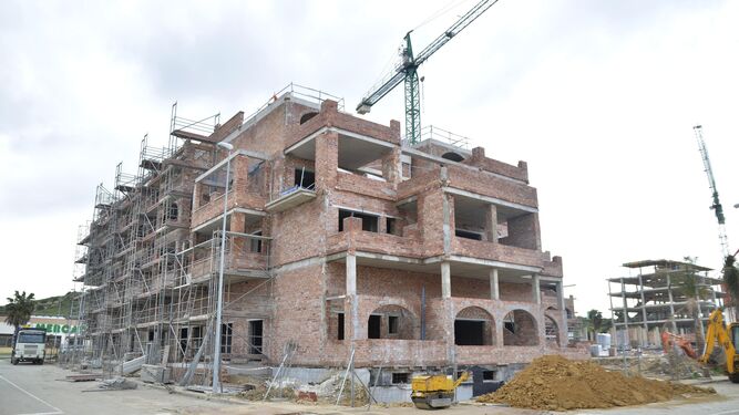 Uno de los hoteles que están en construcción en la ciudad de Tarifa.